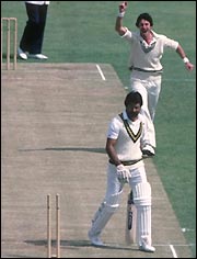 Richard Hadlee celebrates claiming Zaheer Abbas' wicket