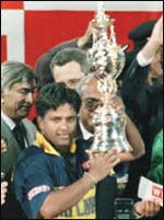 Arjuna Ranatunga holds aloft the 1996 World Cup